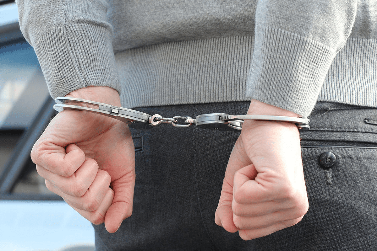 菲律宾,8人因参与非法斗鸡赌博而被捕