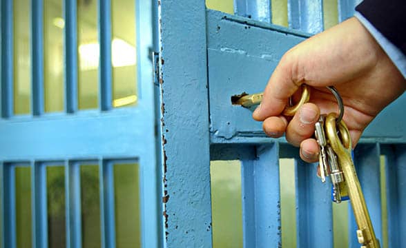 男子因赌博成瘾导致抢劫而被监禁6年