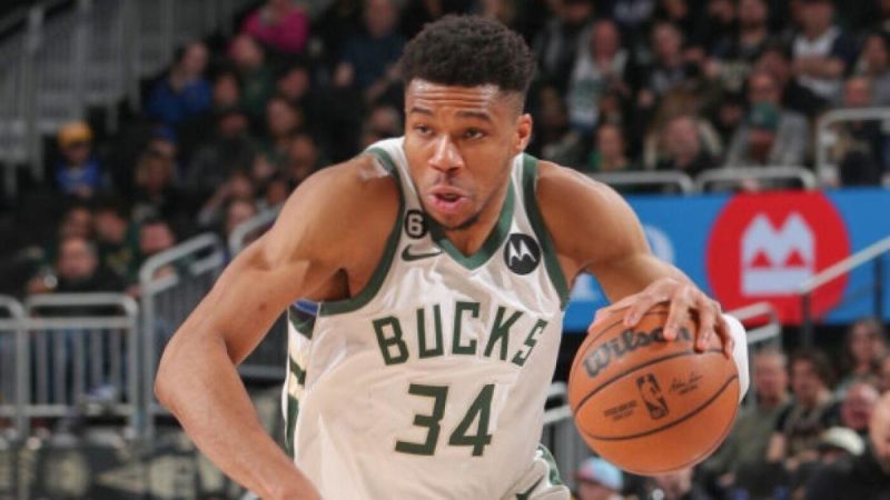 雄鹿队的吉安尼斯-安特托孔波创造了NBA历史上第13个完美三双的历史